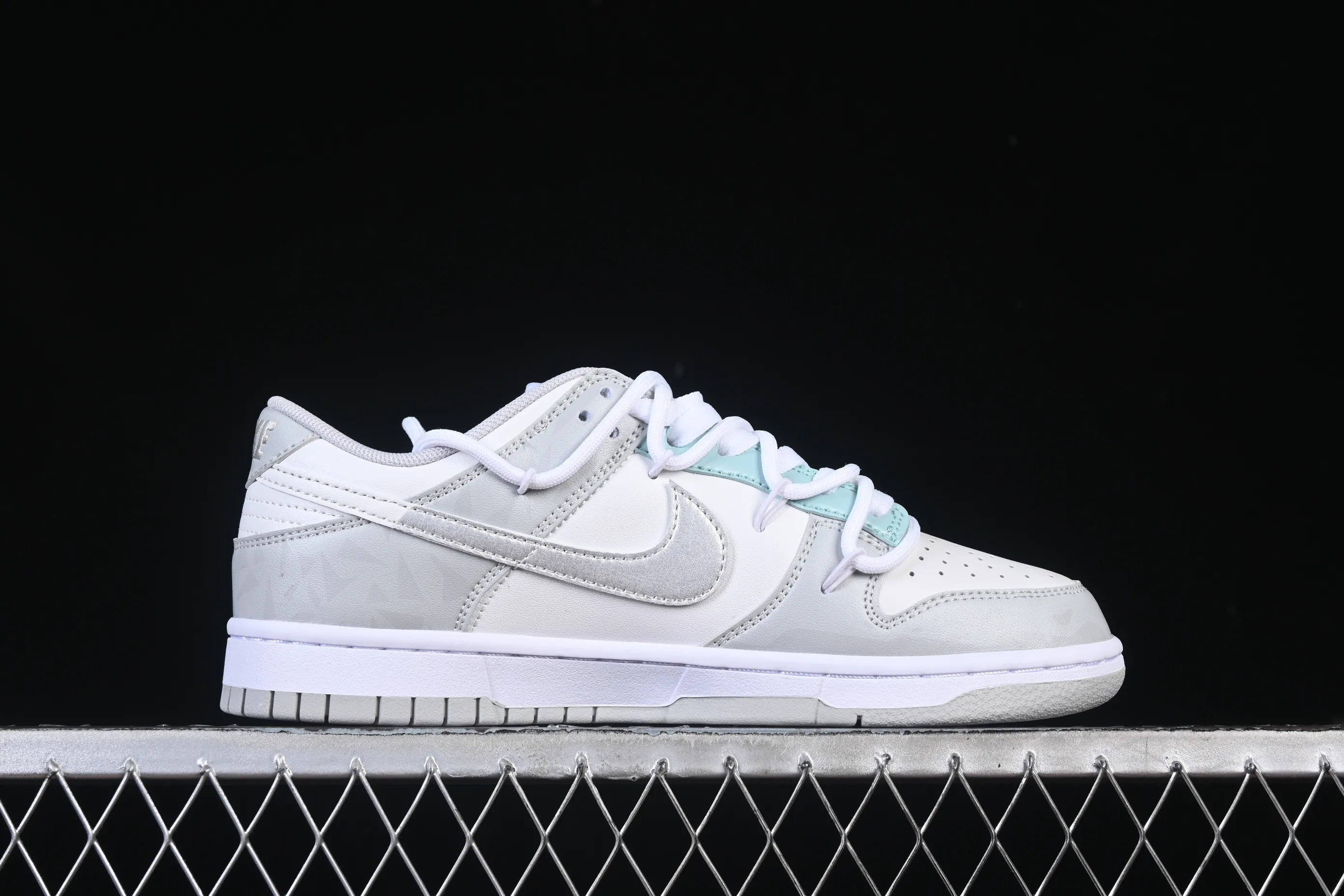 All categories Nk SB Dunk Series Nk SB Dunk Low High-end customized low-top sneakers Nike SB Dunk Low Gray and white straps low-top casual sneakers HF0730-160